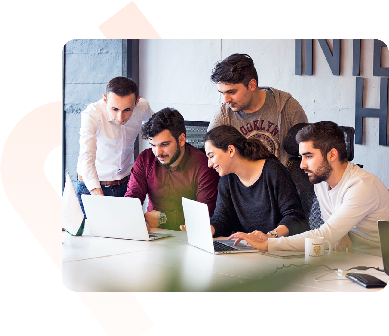 VGVhbSBvZiBkZXZlbG9wZXJzIGNvbGxhYm9yYXRpbmcgb24gY29kaW5nIGFzc2Vzc21lbnQ=