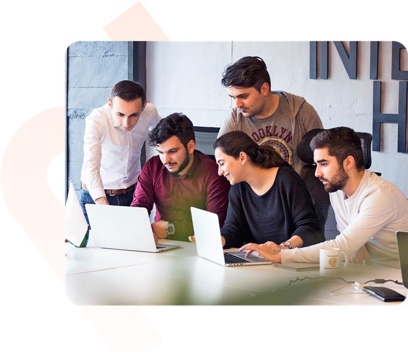 R3JvdXAgb2YgZGV2ZWxvcGVycyBvciB0ZWFtIG1lbWJlcnMgY29sbGFib3JhdGluZyBvbiBsYXB0b3BzLg==